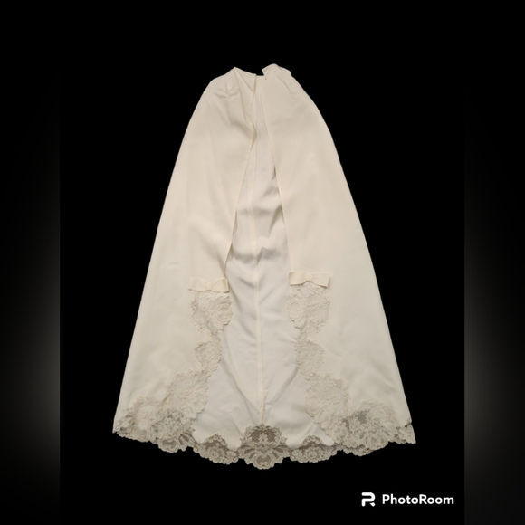 Vintage Wedding Dress with 3/4 Sleeves and Matching Cape - Picture 9 of 13